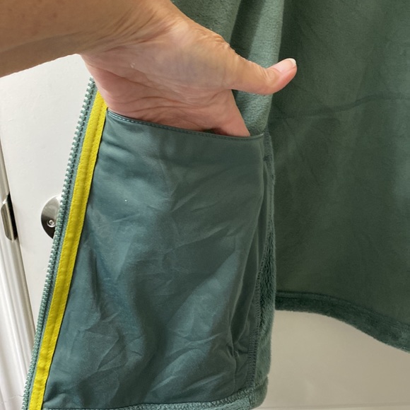 L.L.Bean Women’s Luxe Fleece Jacket size Med Petite Item #: CA505364 sage - Picture 6 of 8